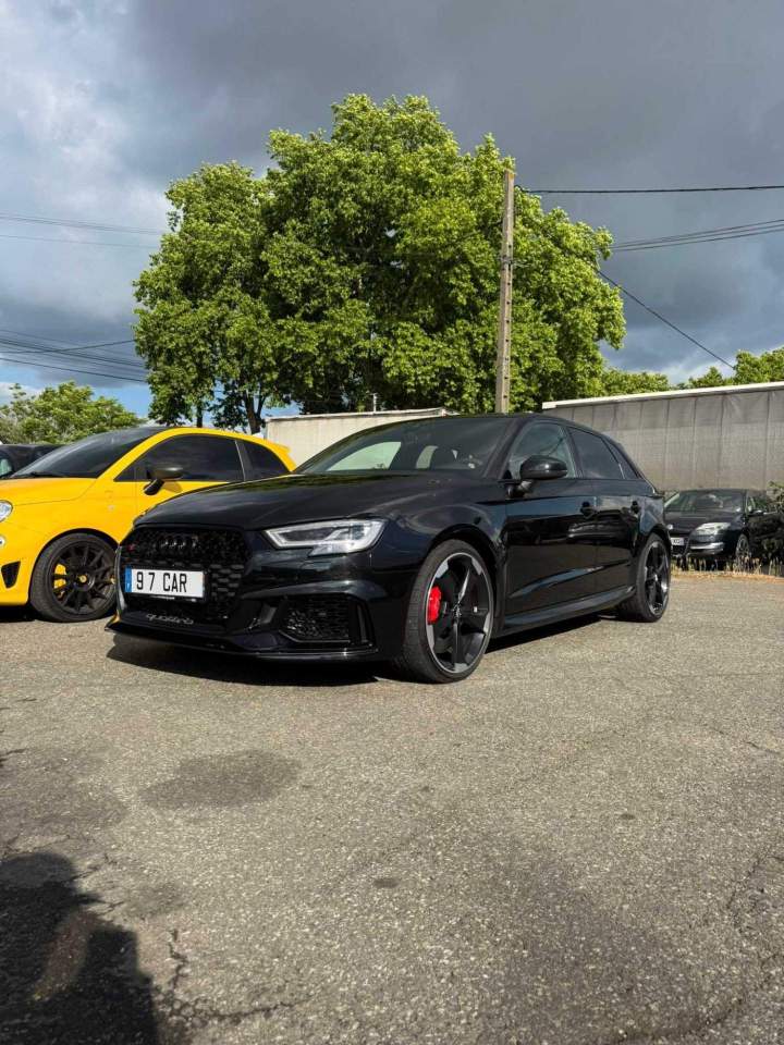 Berline Audi RS3 Sportback repeinte en noir Saint-Jory