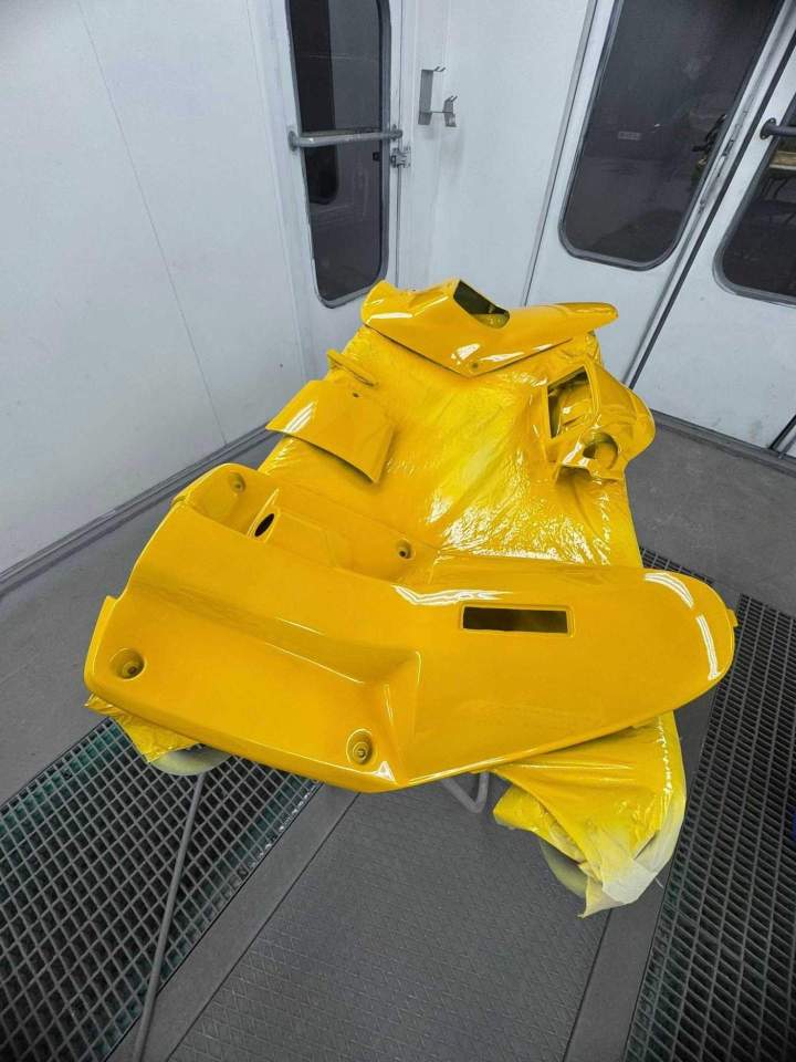 Carénages de moto peints en jaune vif Saint-Jory