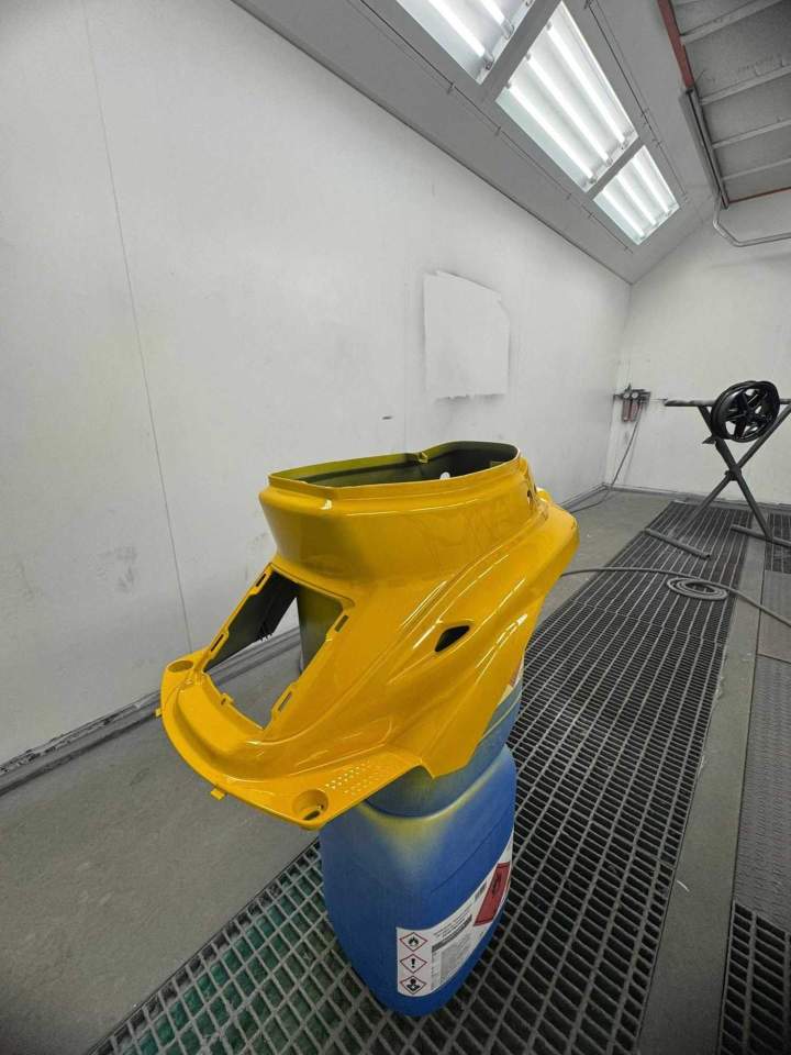 Carénage de scooter repeint en jaune Saint-Jory