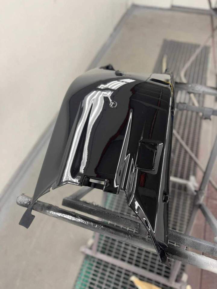 Bas de caisse de scooter repeint en noir Saint-Jory