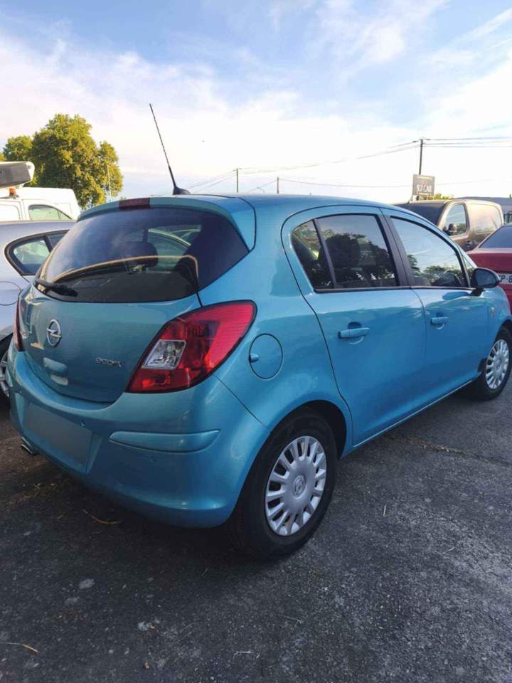 Carrosserie Opel Corsa repeinte en bleu Saint-Jory