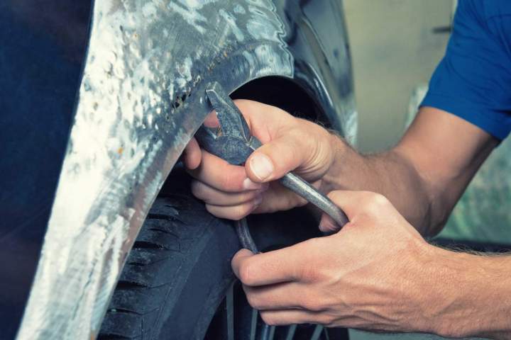 Intervention minutieuse pour remettre en état votre carrosserie.
